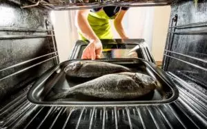 Как убрать запах из духовки после рыбы