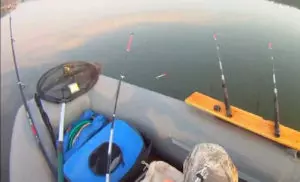Ловля на фидер с лодки на озере видео
